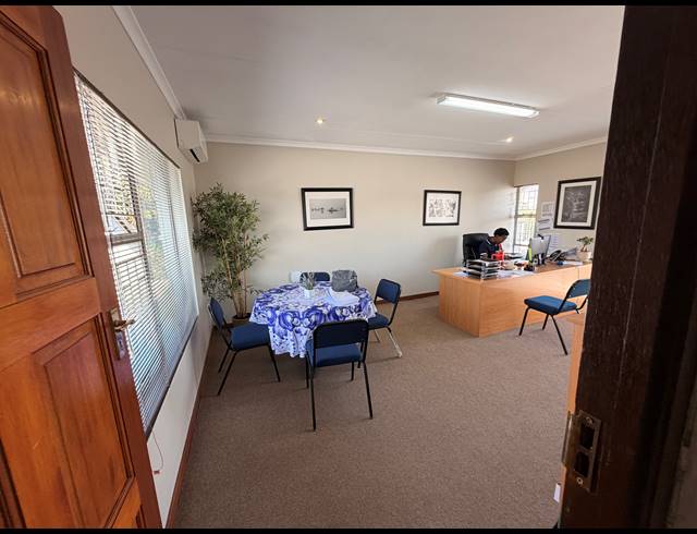 200M² OFFICE TO LET IN FARRAR PARK